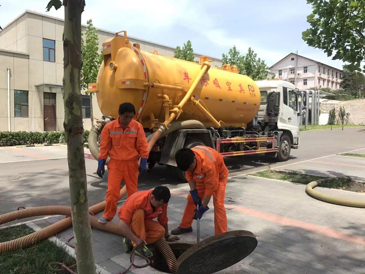 道真管道疏通车停在窨井附近